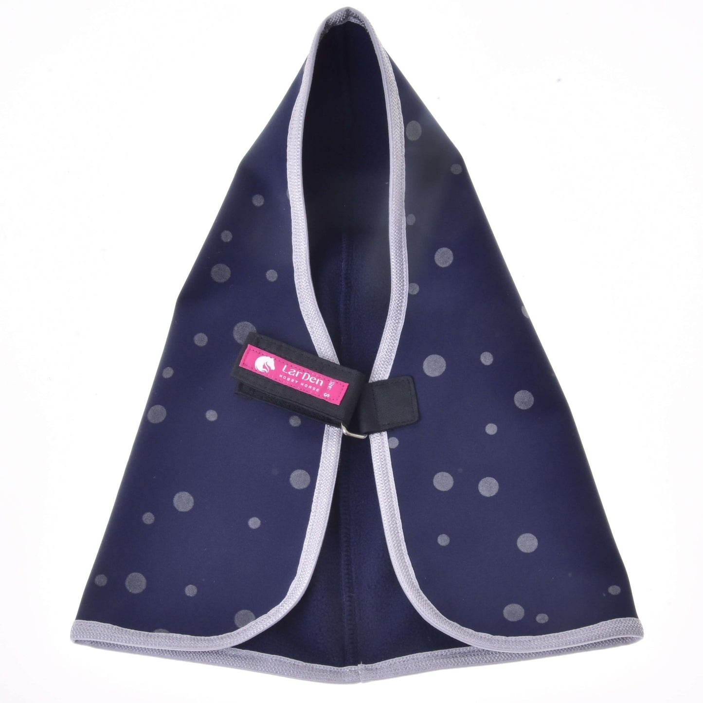 Deka stájová Night Sky od Hobby Horse LarDen, tmavě modrá deka s puntíky a světle šedým lemem, složená do trojúhelníku. Viditelný je růžový štítek a černé zapínání – ideální pro trénink koně nebo jako roztomilý ručník na osušení mazlíčka.