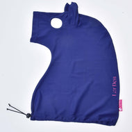 Hobby Horse ochranný oblek LarDen od Hobby Horse LarDen, modrý z Lycry, s malým výstupkem připomínajícím ucho, kulatým otvorem na obličej, stahovacími šňůrkami dole a růžovým nápisem „LarDen“ – ideální pro fanoušky Hobby Horse.