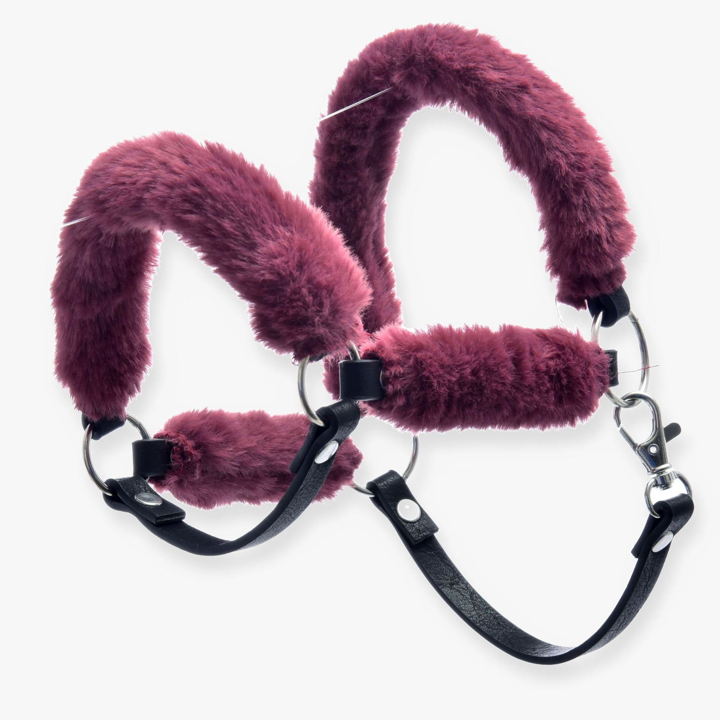 Hobby Horse LarDen Ohlávka s beránkem Teddy Maroon s měkkým vínovým umělým beránkem, černými koženkovými popruhy a stříbrnými zapínáními, inspirovaná designem koženkové ohlávky, izolovaná na bílém pozadí.