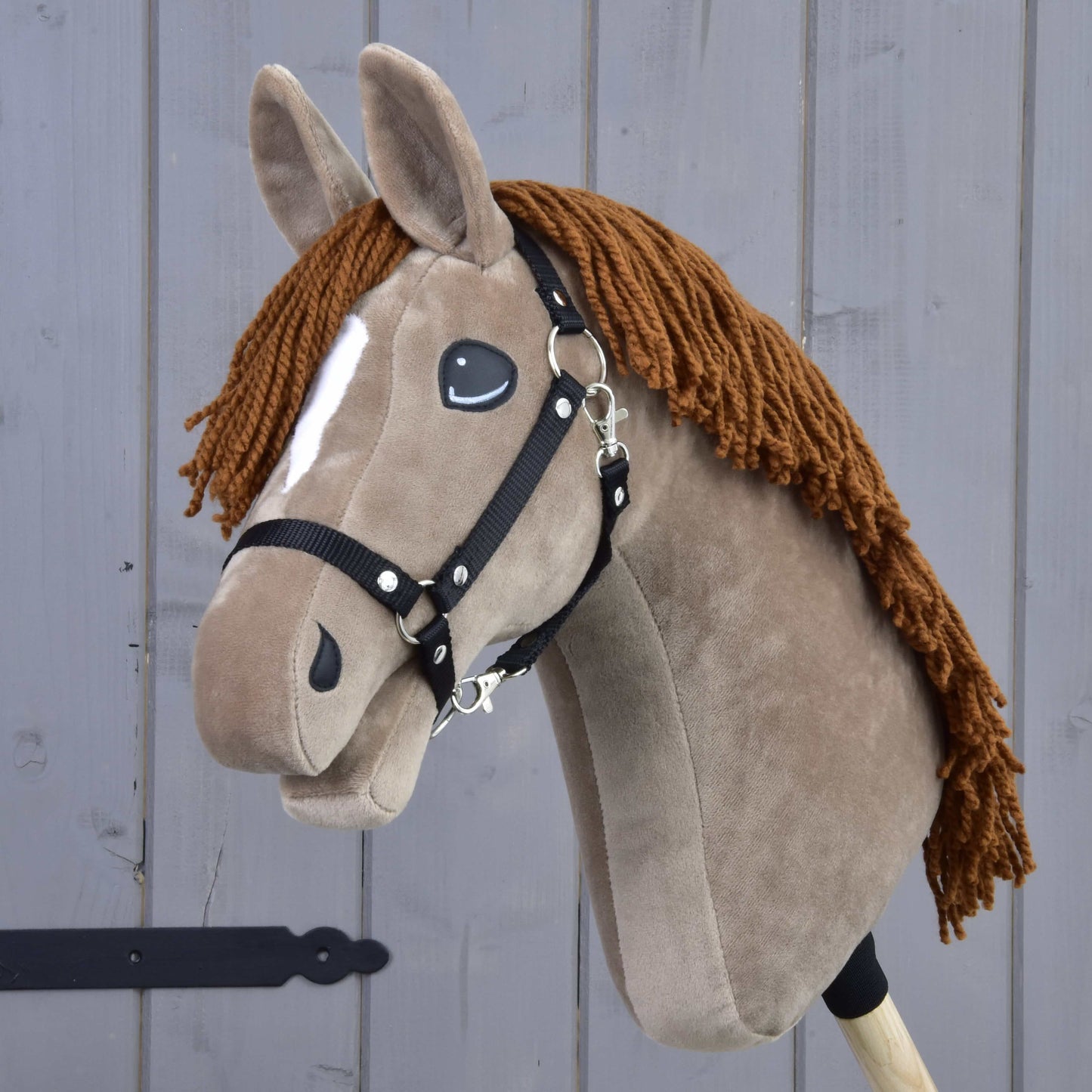 Hobby Horse Oliver s černou ohlávkou + ohlávkou s beránkem ZDARMA od Hobby Horse LarDen, s hnědou srstí, bílou lysinou, hřívou z příze a na dřevěné tyči, inspirovaný oldenburským hřebcem.
