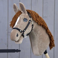 Hobby Horse Oliver s černou ohlávkou + ohlávkou s beránkem ZDARMA od Hobby Horse LarDen, s hnědou srstí, bílou lysinou, hřívou z příze a na dřevěné tyči, inspirovaný oldenburským hřebcem.