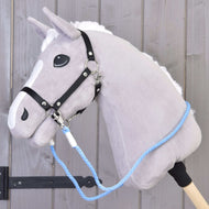 Otěže Sky od Hobby Horse LarDen, šedý plyšový Hobby Horse s černou uzdečkou, modrým polypropylenovým lanem a ručně vyráběnými otěžemi na dřevěné tyči, zobrazený před dřevěnou stěnou.