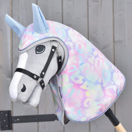 Pastelově růžová a modrá pláštěnka pro Hobby Horse na šedém Hobby Horse se stříbrným lemem