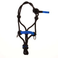 Parelka Azure od Hobby Horse LarDen, černá provazová ohlávka s modrými akcenty a kovovými kroužky, vytvořená jako stylový doplněk pro Hobby Horse a zobrazená na bílém pozadí.
