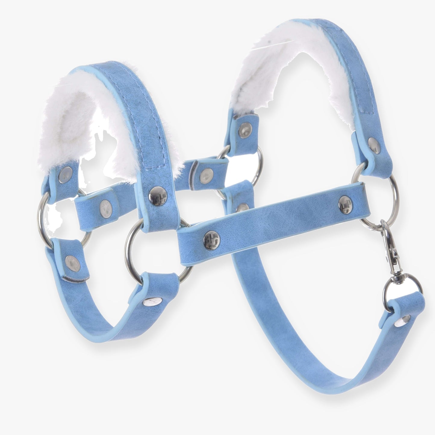 „Ohlávka s beránkem z koženky Pastell Blue“ od Hobby Horse LarDen je světle modrý nastavitelný postroj pro mazlíčka s kovovými kroužky a nýty, podšitý měkkou bílou umělou kožešinou pro pohodlí a inspirovaný ohlávkou pro Hobby Horse.