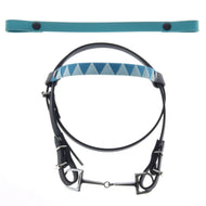Uzdečka bez nánosníku tyrkysová se 2 čelenkami (vel. M) od Hobby Horse LarDen je zobrazena pod ladícím tyrkysovým popruhem s černými druky, vše na bílém pozadí. Uzdečka má vyměnitelné čelenky s geometrickým vzorem a stříbrné udidlo.