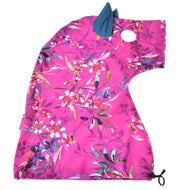Hobby Horse ochranný oblek Pink Beauty (Lycra) od Hobby Horse LarDen je výrazný růžový květovaný ochranný oblek pro hobby horses, tvarovaný jako koňská hlava s modrýma ušima, kulatým otvorem na obličej a stahovací šňůrkou dole.