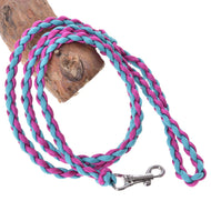 Hobby Horse - pletené vodítko Pinkie-Blue od Hobby Horse LarDen, růžové a modré ručně pletené psí vodítko s pevným kovovým zapínáním, zobrazené omotané kolem kusu dřeva.