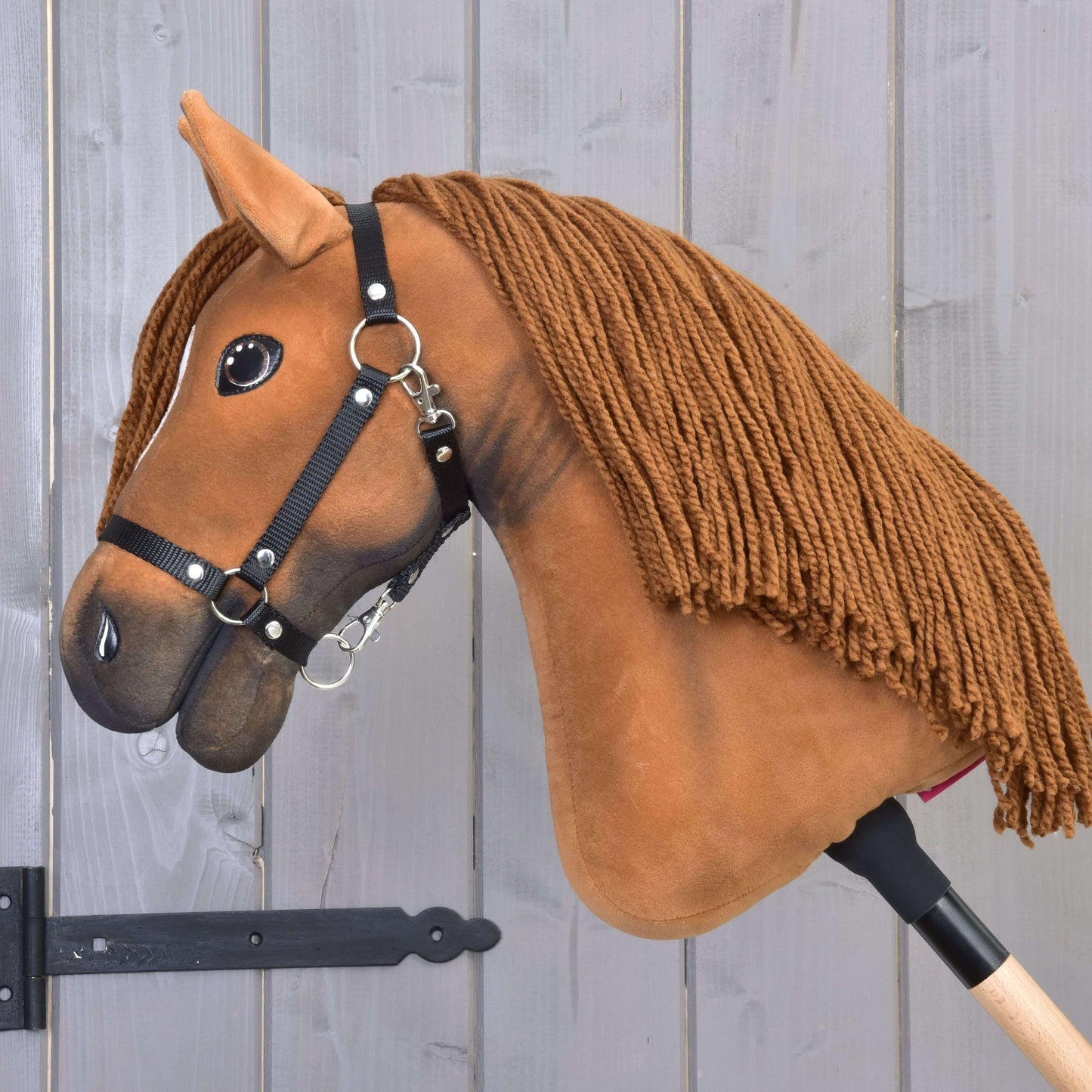 Hobby Horse Pippa s černou ohlávkou od Hobby Horse LarDen s kaštanovou plyšovou hlavou, dlouhou přízovou hřívou a dřevěnou tyčí – ideální pro nápaditou hru před jakýmkoli plotem.