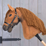 Hobby Horse Pippa s černou ohlávkou od Hobby Horse LarDen s kaštanovou plyšovou hlavou, dlouhou přízovou hřívou a dřevěnou tyčí – ideální pro nápaditou hru před jakýmkoli plotem.