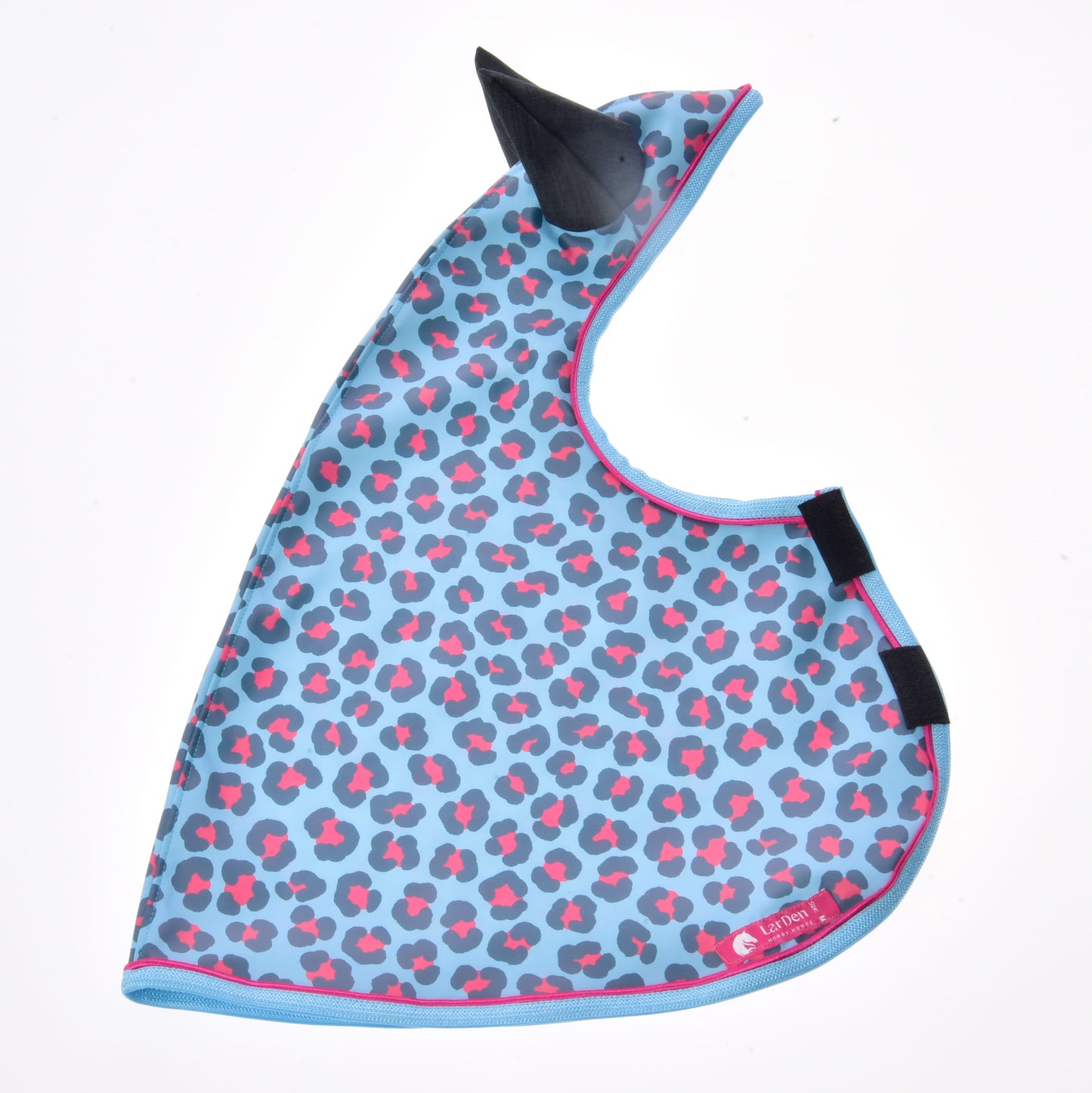 Pláštěnka Blue Leopard od Hobby Horse LarDen má modrou pláštěnku s růžovým a tmavě šedým leopardím vzorem, černý detail ve tvaru uší, modré lemování a boční zapínání na suchý zip – ideální, aby váš mazlíček zůstal při každé vyjížďce v suchu.
