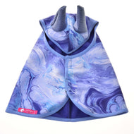 Pláštěnka Galaxy Blue od Hobby Horse LarDen s modro-fialovým mramorovaným vzorem, měkkými šedými rohy nosorožce na kapuci a modrým lemem — ideální do každého počasí pro dobrodružství s vaším mazlíčkem.