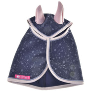 Pláštěnka Pinkie Blue (softshell) od Hobby Horse LarDen s tmavě modrým vzorem dešťových kapek, světle růžovým lemováním a dvěma růžovými tvary uší nahoře, plus růžovým štítkem LarDen na lemu – perfektní na venkovní vycházky mazlíčků za každého počasí.