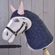 Hobby Horse LarDen Pláštěnka Pinkie Blue (softshell) s šedo-bílým Hobby Horse s růžovými ušima a tmavě modrou pláštěnkou se vzorem deště, černou uzdečkou, perfektní pro hru za každého počasí, zobrazeno na pozadí světlého dřevěného obložení.