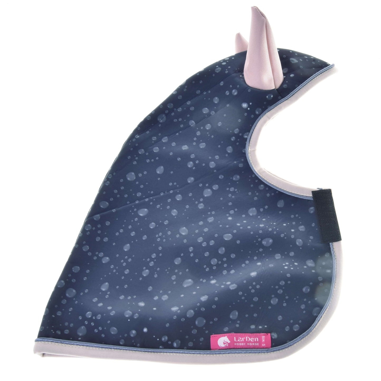 Pláštěnka Pinkie Blue (softshell) od Hobby Horse LarDen s tmavě modrým vzorem dešťových kapek, růžovým lemováním a ušima, černým páskem na suchý zip a růžovým štítkem – ideální ochrana pro váš Hobby Horse za každého počasí.