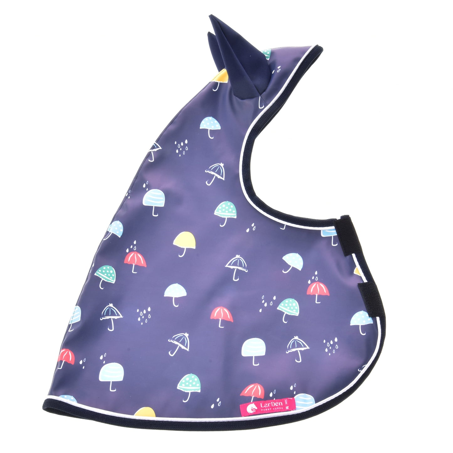 Pláštěnka Rainy od Hobby Horse LarDen je tmavě modrý bryndák do každého počasí s barevnými potisky hub a deštníků, špičatou kapucí a zapínáním na suchý zip – ideální pro venkovní zábavu nebo Hobby Horse dobrodružství.