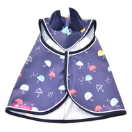 Pláštěnka Rainy od Hobby Horse LarDen je tmavě modrá pláštěnka do každého počasí s barevnými vzory deštníků a kapek deště, předním zipem a ohrnutým límcem – ideální na procházky v dešti nebo Hobby Horse dobrodružství.