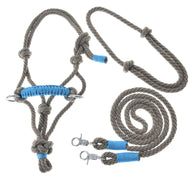 Provazový set Nature Blue od Hobby Horse LarDen obsahuje šedou ohlávku s modrými detaily, ladící vodítko a otěže s kovovými karabinami – ideální doplňky pro váš Hobby Horse, vše zobrazené na bílém pozadí.