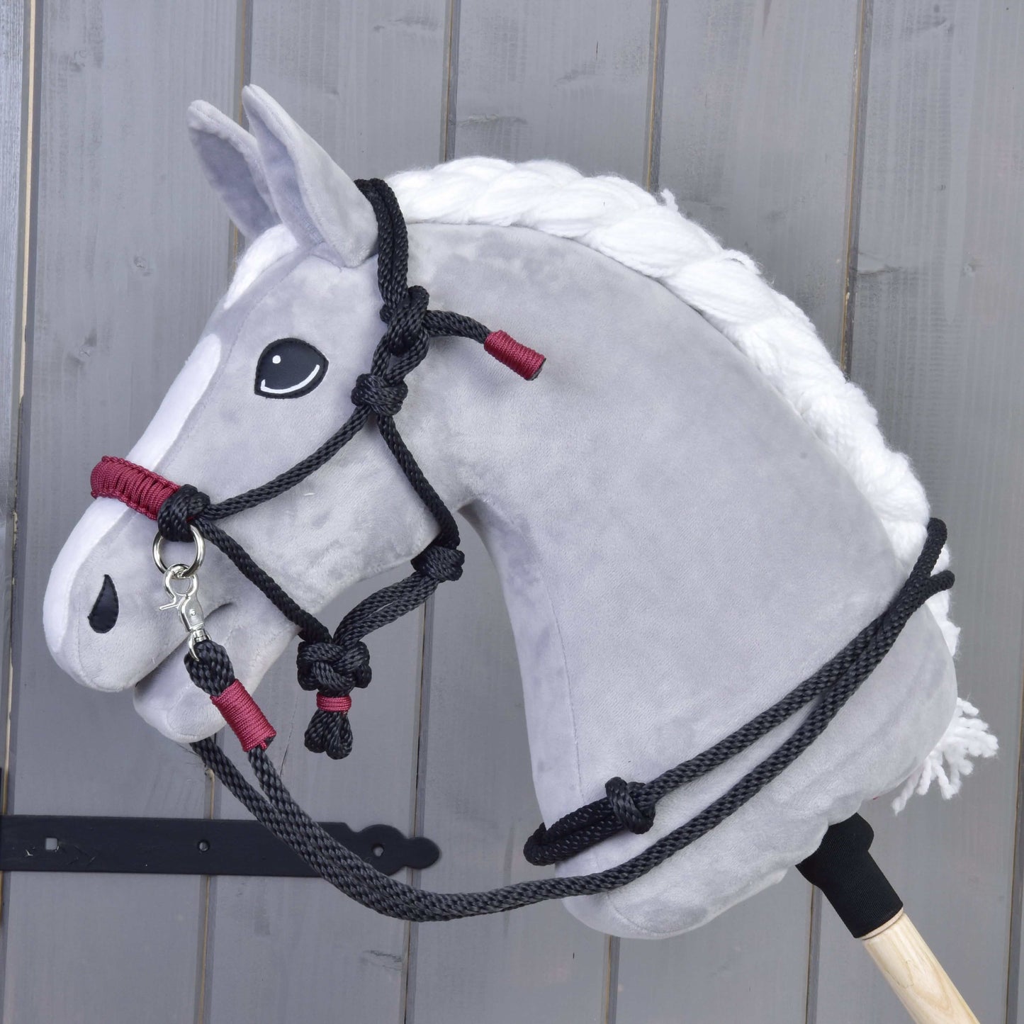 Provazový set Maroon od Hobby Horse LarDen zobrazený před šedou dřevěnou stěnou s provazy ve vínové barvě navrženými pro Hobby Horse.