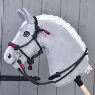 Provazový set Maroon od Hobby Horse LarDen zobrazený před šedou dřevěnou stěnou s provazy ve vínové barvě navrženými pro Hobby Horse.