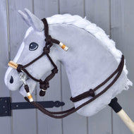 Provazový set Orange od Hobby Horse LarDen je zobrazený před dřevěným plotem, s oranžovým provazovým setem bezpečně připevněným k pevné dřevěné tyči.