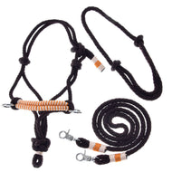 Provazový set Orange od Hobby Horse LarDen obsahuje černou ohlávku a vodítko s oranžovými a bílými detaily, kovové karabiny a ladící otěže – ideální pro skutečné koně nebo fanoušky Hobby Horse. Zobrazeno na bílém pozadí.
