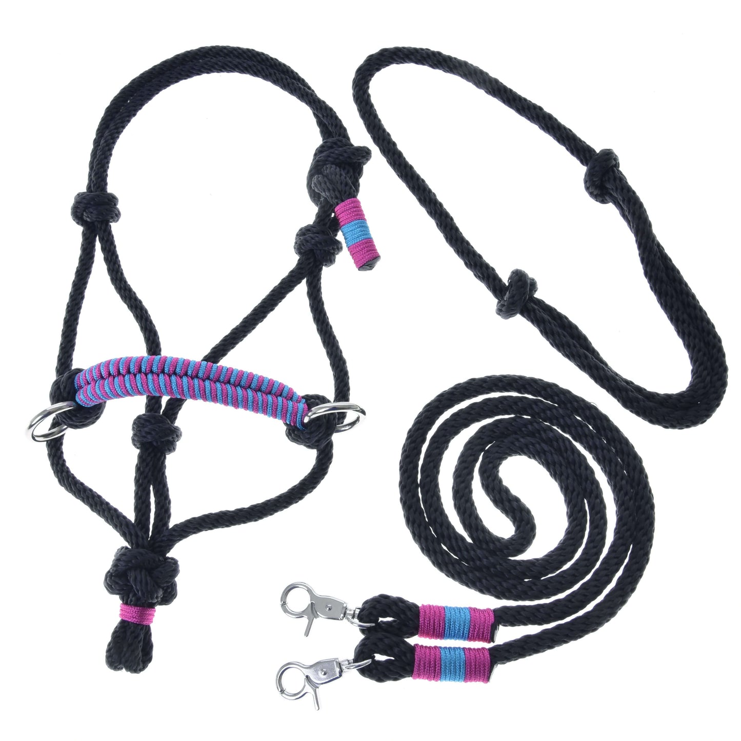 Provazový set Princess od Hobby Horse LarDen obsahuje černou provazovou ohlávku a vodítko s růžovými a modrými akcenty, více uzly, kovovými kroužky a dvěma kovovými karabinami – ideální pro ježdění nebo fanoušky Hobby Horse. Úhledně vystaveno na bílém pozadí.