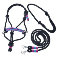 Provazový set Princess od Hobby Horse LarDen obsahuje černou provazovou ohlávku a vodítko s růžovými a modrými akcenty, více uzly, kovovými kroužky a dvěma kovovými karabinami – ideální pro ježdění nebo fanoušky Hobby Horse. Úhledně vystaveno na bílém pozadí.