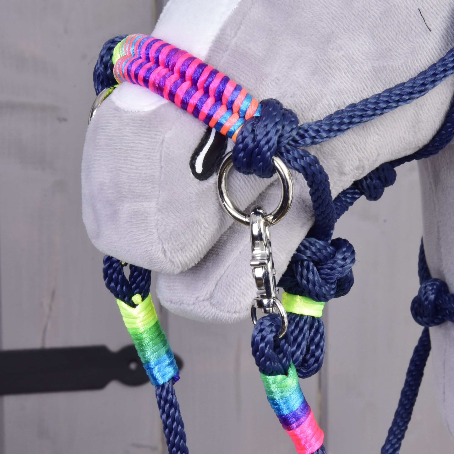 Detail koně s Provazovým setem Rosemary od Hobby Horse LarDen, tmavě modrá ohlávka s neonově zelenými, modrými, růžovými a duhovými akcenty z nití a kovovým klipem – ideální ke kombinaci s barevnými otěžemi.