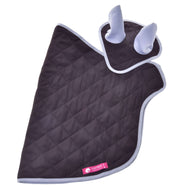 Set Purple od Hobby Horse LarDen má prošívaný černo-šedý design tlapky se dvěma bílými polstrovanými prsty a růžovým štítkem na okraji, inspirovaný pohodlnými dekami pro Hobby Horse pro komfort a styl.