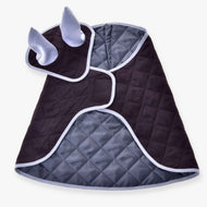 Set Purple od Hobby Horse LarDen je prošívaná šedo-černá pláštěnka s bílým lemováním, dvěma vztyčenými oušky a detaily inspirovanými zvířaty – skvělá jako jedinečná deka nebo hravý náušník pro vašeho Hobby Horse.