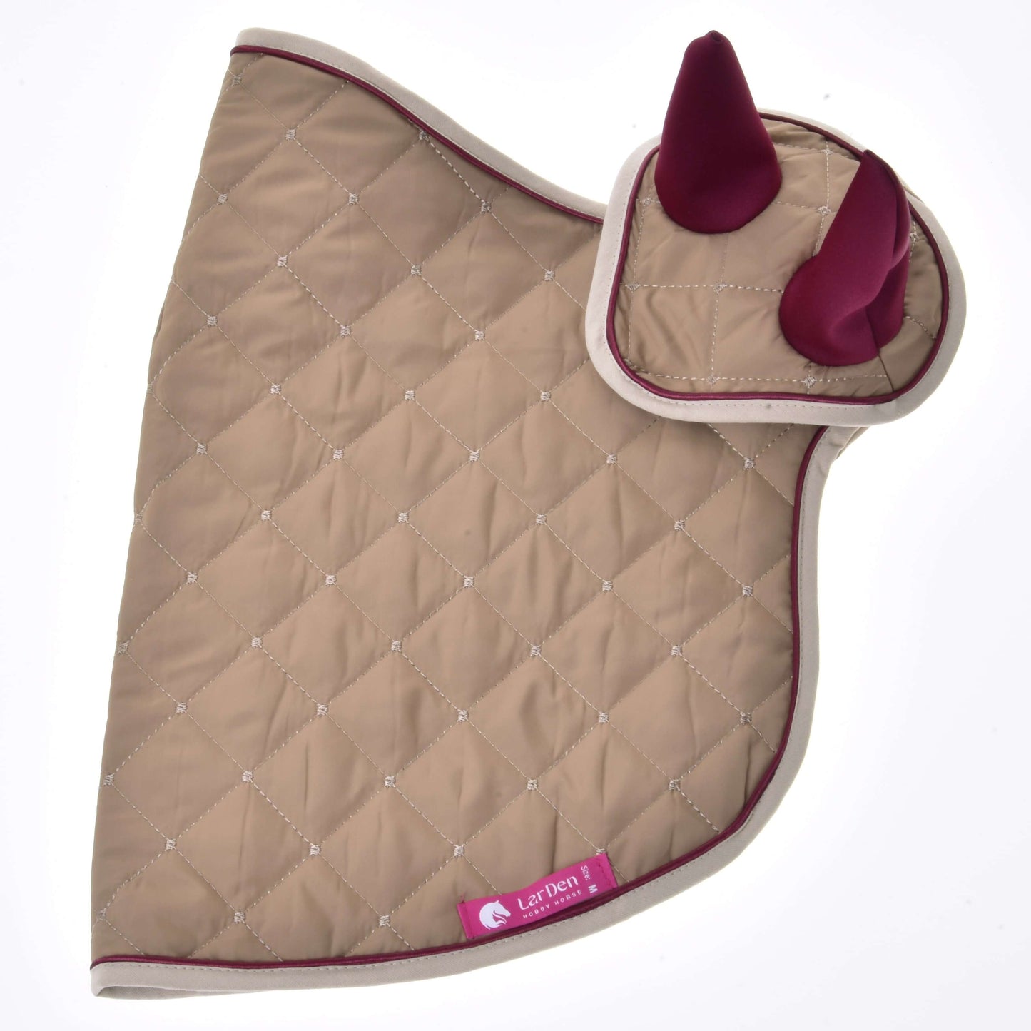Set Roma od Hobby Horse LarDen je sada prošívané béžové podsedlové dečky a čabraky s vínovými ušima, béžovým lemováním a růžovým štítkem Let’Den – elegantní volba pro vašeho koně.