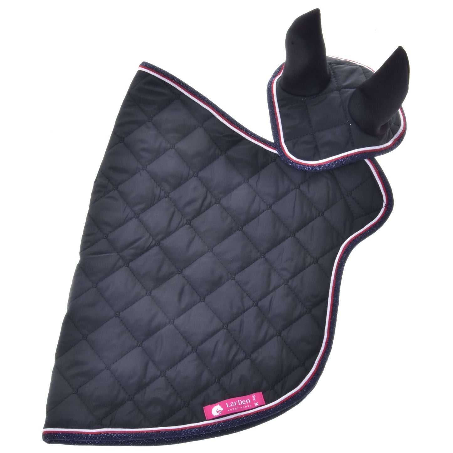 Set Royal od Hobby Horse LarDen je černá prošívaná deka s kosočtvercovým vzorem, růžovým a bílým lemem, vztyčenou čabrakou a růžovým spodním štítkem – spojuje styl a funkčnost pro vašeho koně.