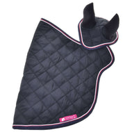 Set Royal od Hobby Horse LarDen je černá prošívaná deka s kosočtvercovým vzorem, růžovým a bílým lemem, vztyčenou čabrakou a růžovým spodním štítkem – spojuje styl a funkčnost pro vašeho koně.