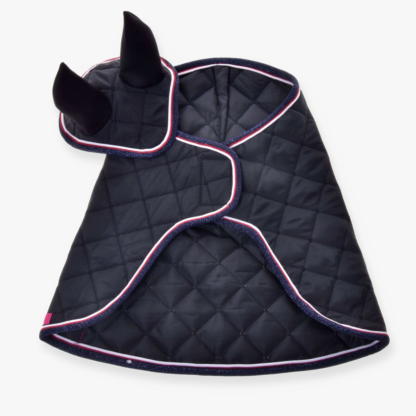 Set Royal od Hobby Horse LarDen je černý prošívaný koňský doplněk s čabrakou, lemovaný růžovou a třpytivě modrou barvou – ideální jako stylový set deky a čabraky.