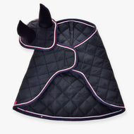 Set Royal od Hobby Horse LarDen je černý prošívaný koňský doplněk s čabrakou, lemovaný růžovou a třpytivě modrou barvou – ideální jako stylový set deky a čabraky.