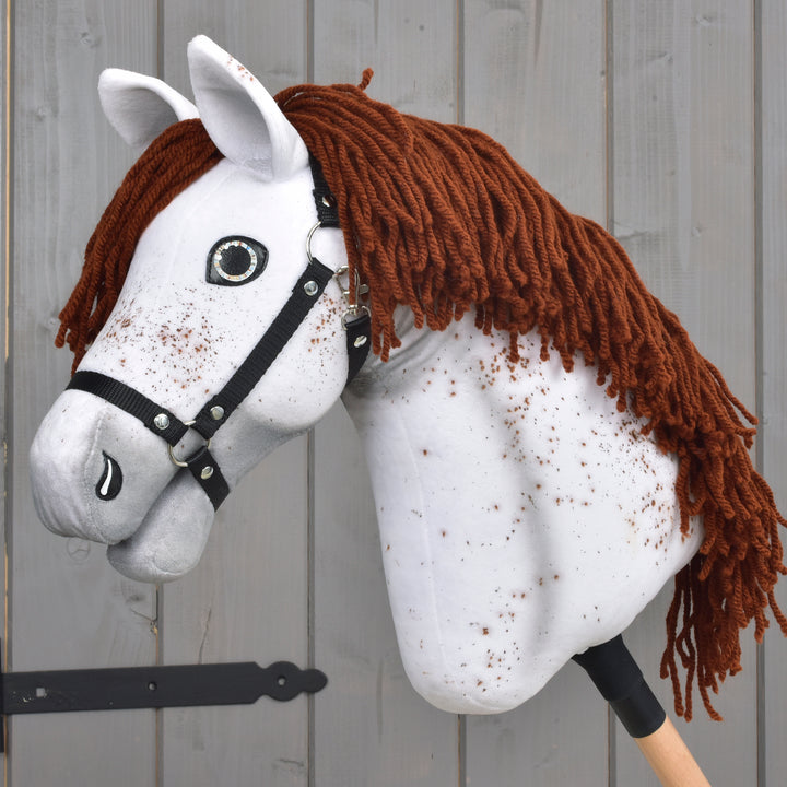 LarDen Hobby Horse Rufus s černou ohlávkou, bílý skvrnitý Appaloosa s červenohnědou hřívou z příze na dřevěné tyči