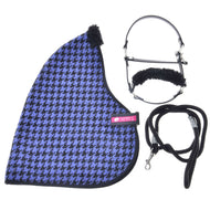 Set Harmony Blue od Hobby Horse LarDen obsahuje modro-černou podsedlovou dečku se vzorem kohoutí stopy s černým lemem, ladící černou ohlávku podšitou fleecem, černé vodítko s kovovou karabinou a útulnou stájovou deku pro vašeho koně.