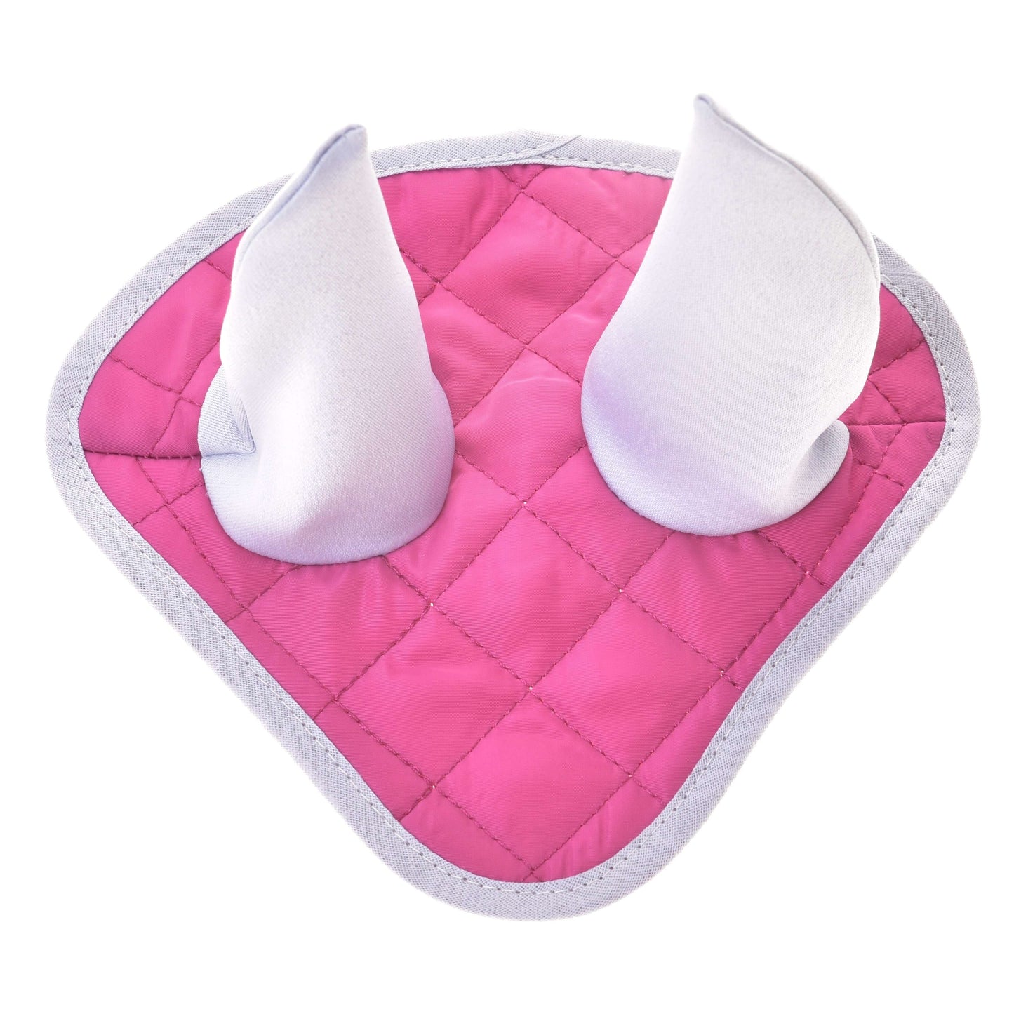 Set Hot Pink Silver od Hobby Horse LarDen: prošívaná sytě růžová látka se dvěma bílými tvary podobnými uším a stříbrným lemem – perfektní jako hravá čabraka na uši nebo ozdobný doplněk deky.