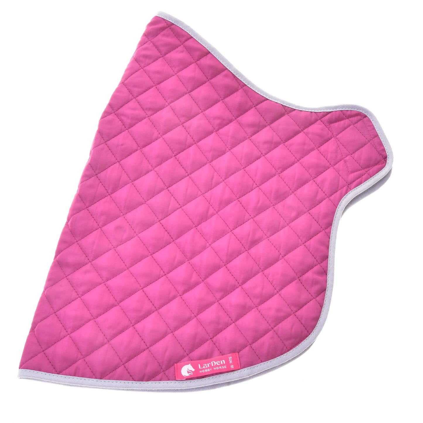 Set Hot Pink Silver od Hobby Horse LarDen: sytě růžová prošívaná podložka se stříbrným lemováním – navržená pro pohodlí a perfektně ladící s odpovídajícím setem deky nebo čabrakou na uši.