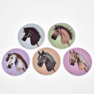 Pět kulatých samolepek Set Stickers New od Hobby Horse LarDen, každá s ilustrací hlavy Hobby Horse, uspořádaných do kruhu na pastelově modrém, zeleném, fialovém, béžovém a růžovém pozadí.