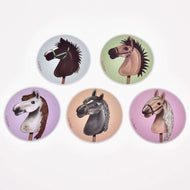 Set Stickers New od Hobby Horse LarDen obsahuje pět samolepek, každou s jedinečnou ilustrací hlavy Hobby Horse na barevném pozadí (modrém, zeleném, fialovém, červeném, růžovém) – perfektní volba pro fanoušky nebo jako výrazné dekorace.