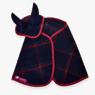 Set Tartan od Hobby Horse LarDen obsahuje malou deku s kostkovaným vzorem a červeným lemem a dvě tmavě modré krytky na uši — ideální jako dekorace pro koně nebo sada čabraky pro váš Hobby Horse.