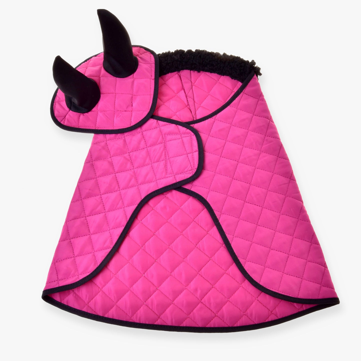 Set Thermo Pink od Hobby Horse LarDen jako růžový prošívaný kabátek pro mazlíčky s černým lemem a kapucí se dvěma černými plyšovými rohy, zobrazený na bílém pozadí.