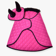 Set Thermo Pink od Hobby Horse LarDen jako růžový prošívaný kabátek pro mazlíčky s černým lemem a kapucí se dvěma černými plyšovými rohy, zobrazený na bílém pozadí.