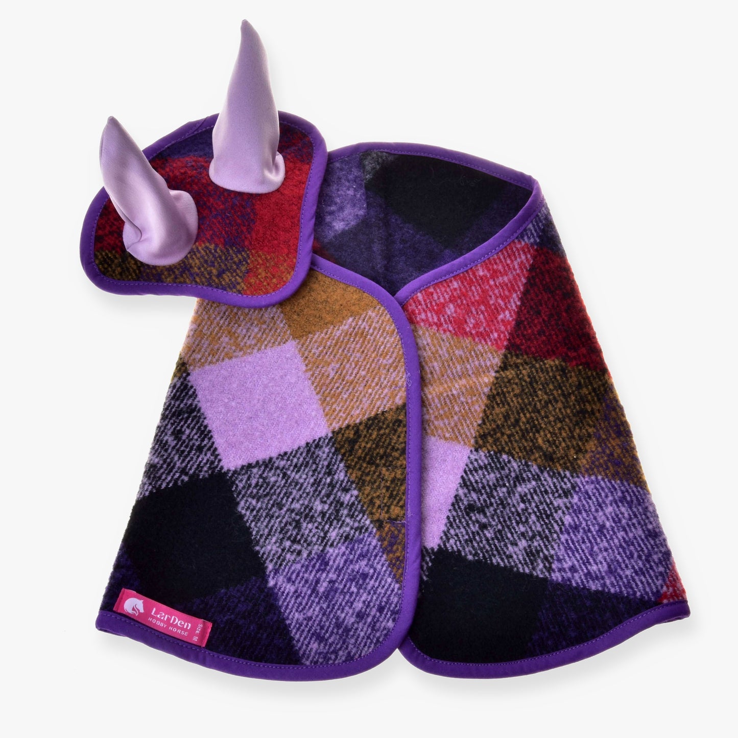 Set podzimní Karo 2 od Hobby Horse LarDen obsahuje barevný kostkovaný kabátek pro psa s fialovým lemováním a ladící čabraku s světle fialovými plyšovými ušima, zobrazené na bílém pozadí.