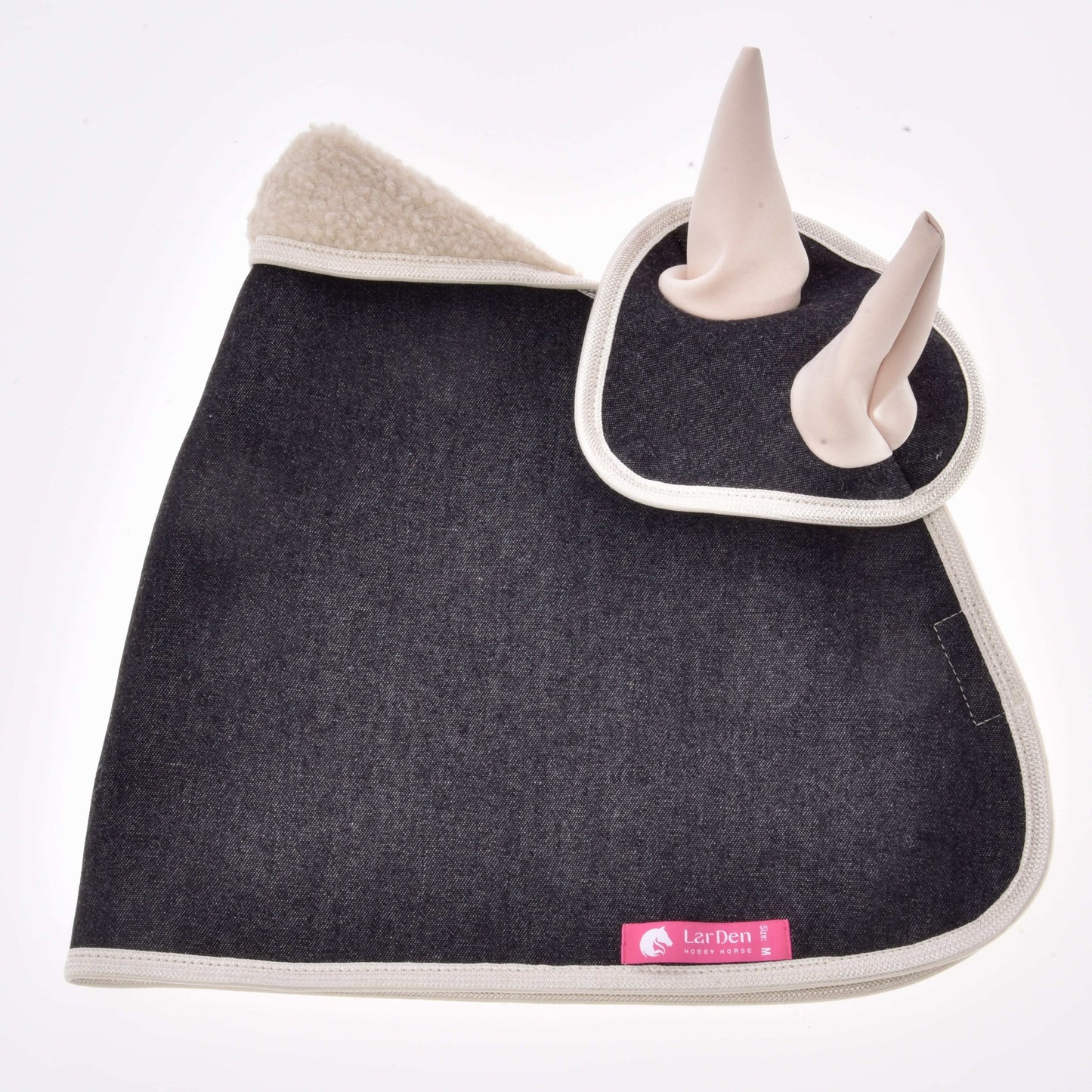 Stylová čabraka Set Blue Denim od Hobby Horse LarDen z tmavě šedé látky má krémové lemování, horní část s podšívkou sherpa, dvě světlé uši a růžový štítek „LarDen“ na okraji – ideální jako dekorace pro Hobby Horse.