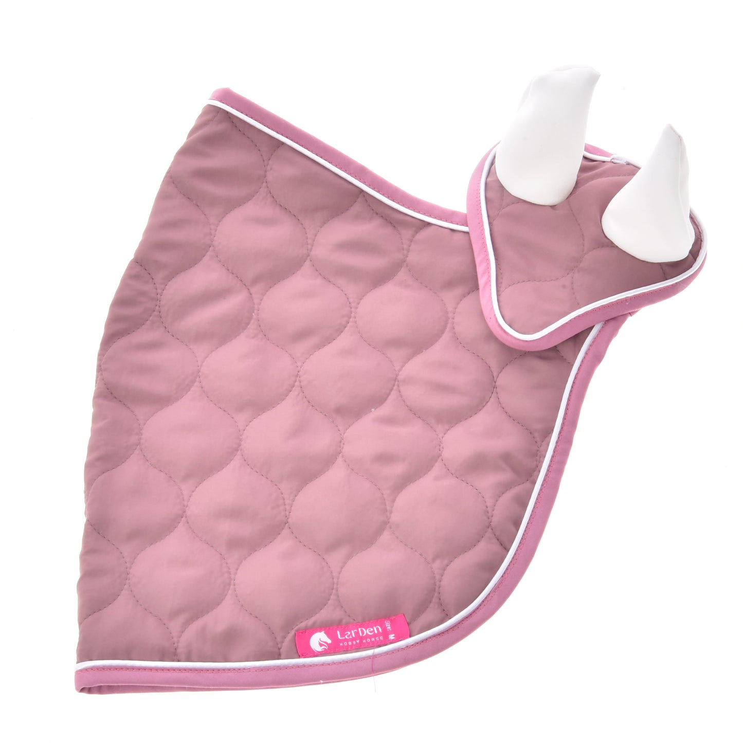 Set Dusty Rose od Hobby Horse LarDen, mauve prošívaná čabraka s bílým lemem, se dvěma vztyčenými kryty uší pro ochranu koně, zobrazená naplocho na bílém pozadí.