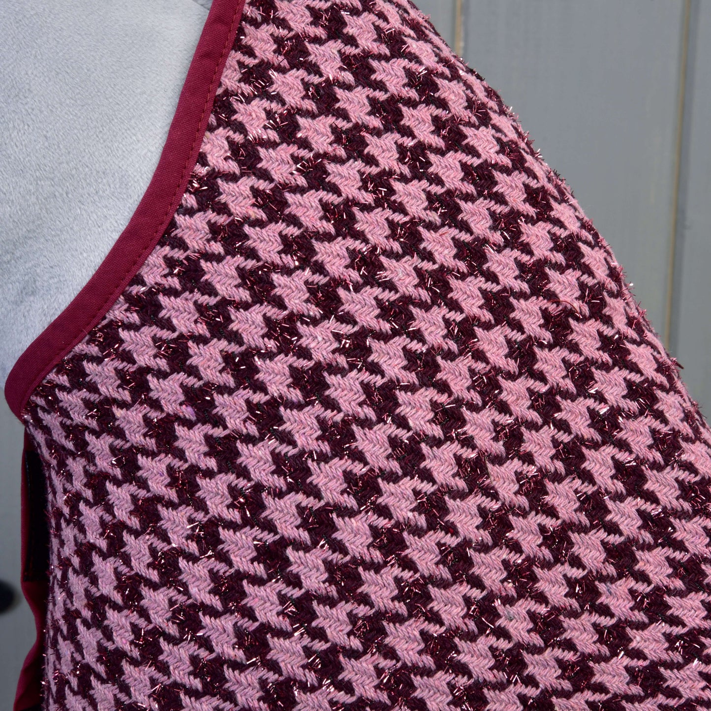Detail Setu slavnostní Bordeaux od Hobby Horse LarDen s růžovým a vínovým vzorem kohoutí stopy a tmavě červeným lemem, připomínající elegantní design deky, na šedém pozadí.