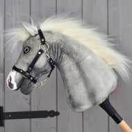 Hobby Horse Silver Moon z boku s huňatou bílou hřívou a černou ohlávkou